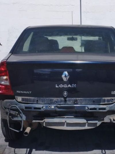 Parte trasera de un Renault Logan con el guardachoque trasero retirado para trabajar la chapa, tal como se recibió el trabajo