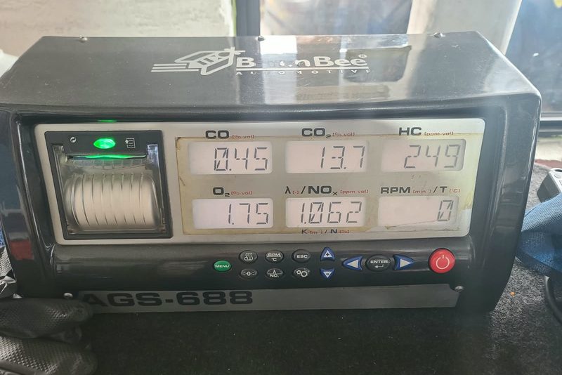 Analizador de gases del taller mostrando la medición de CO, CO2, HC y NOx de un vehículo