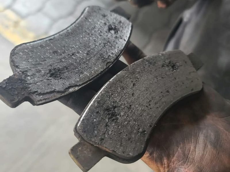 Pastillas de freno gastadas, recién retiradas de un vehículo